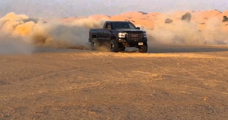 بالفيديو: تفحيط وتطعيس داخل عاصفة رملية في الصحراء
